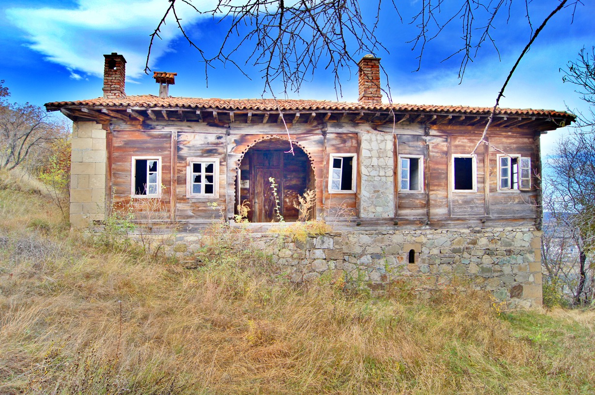 Абхазский дом. Жилище абхазов. Традиционный дом в Абхазии. Жилище абхазов традиционное. Традиционное жилище грузин апацхи.